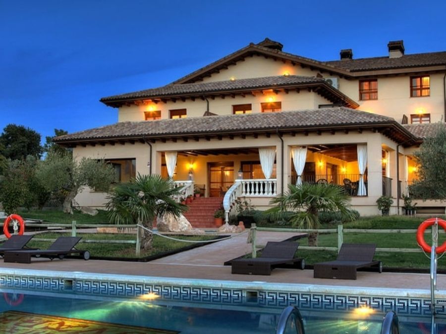 Jardin y piscina por la noche Hotel Hostería de Guara en Bierge