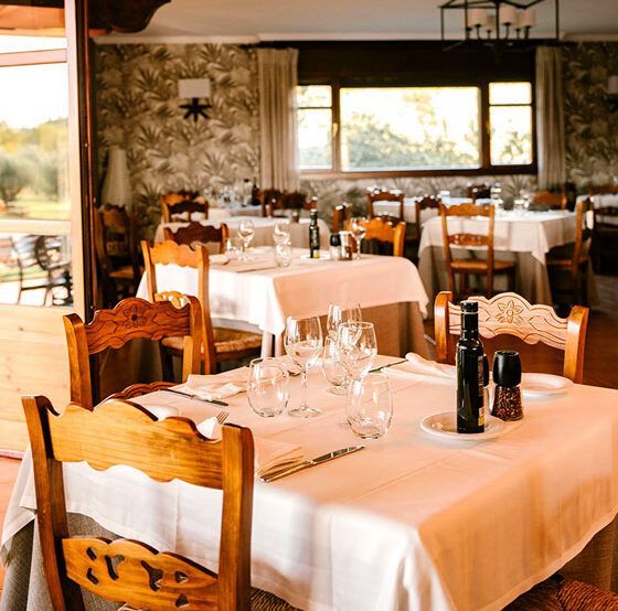 Interior rústico del restaurante Hostería de Guara en la Sierra de Guara