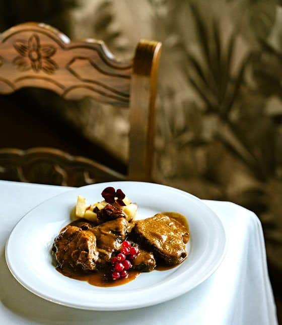 Plato de cocina tradicional aragonesa servido en restaurante rural