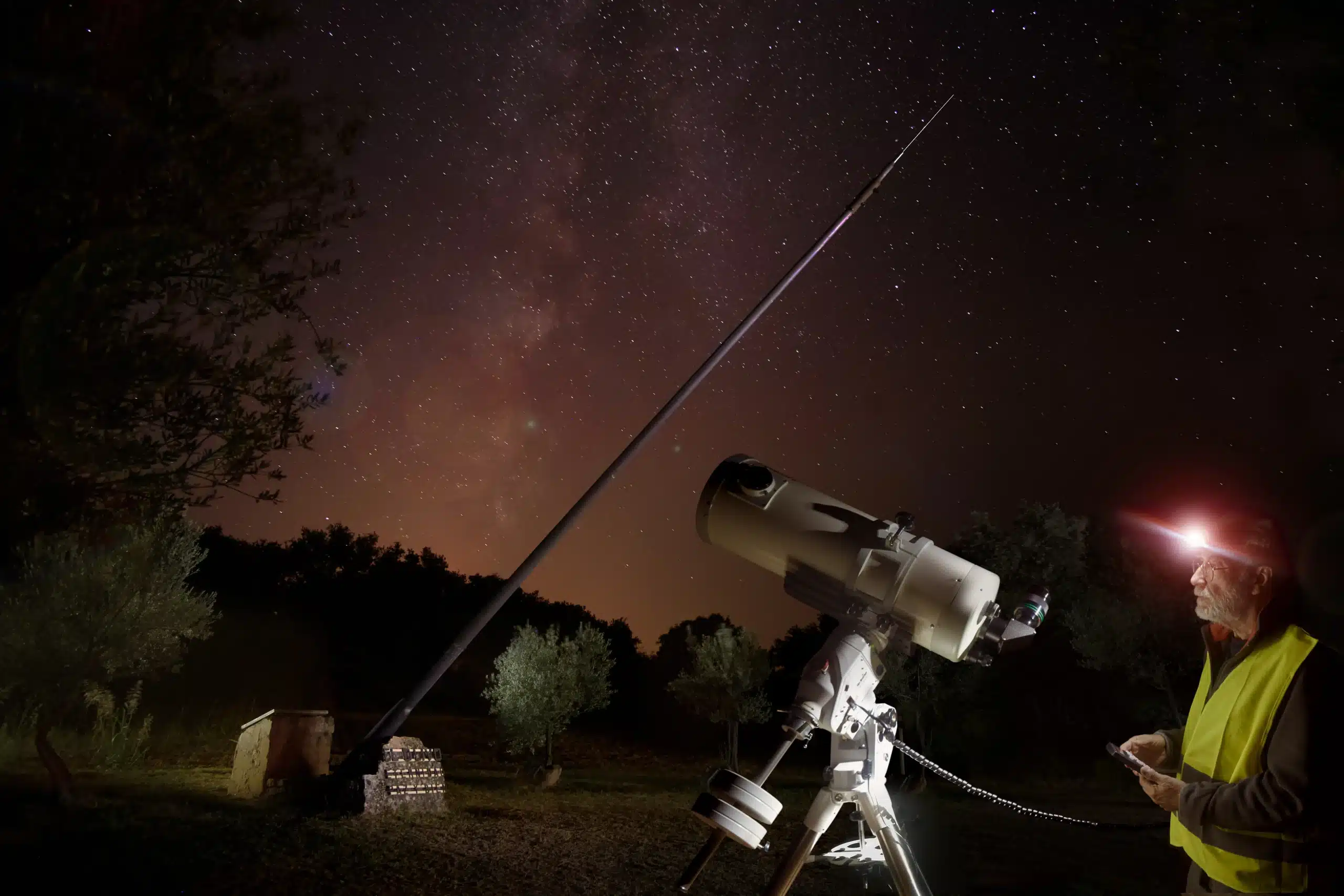 Telescopio bajo cielo oscuro en Bierge durante una actividad astronómica en Sierra de Guara