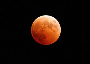 Cómo la atmósfera terrestre tiñe de rojo la Luna eclipsada