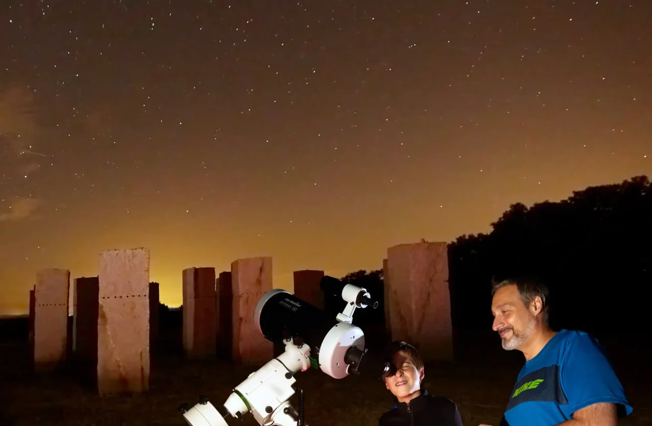 Observación astronómica con telescopio en Bierge para familias